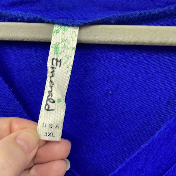 Emerald v-neck 3/4 sleeve shark tooth hem 3x top - Picture 3 of 5